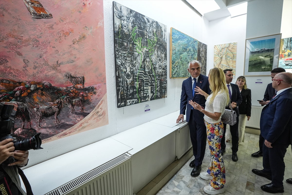 Bakan Ersoy, Şefik Bursalı Resim Yarışması Sergisi'ni gezdi