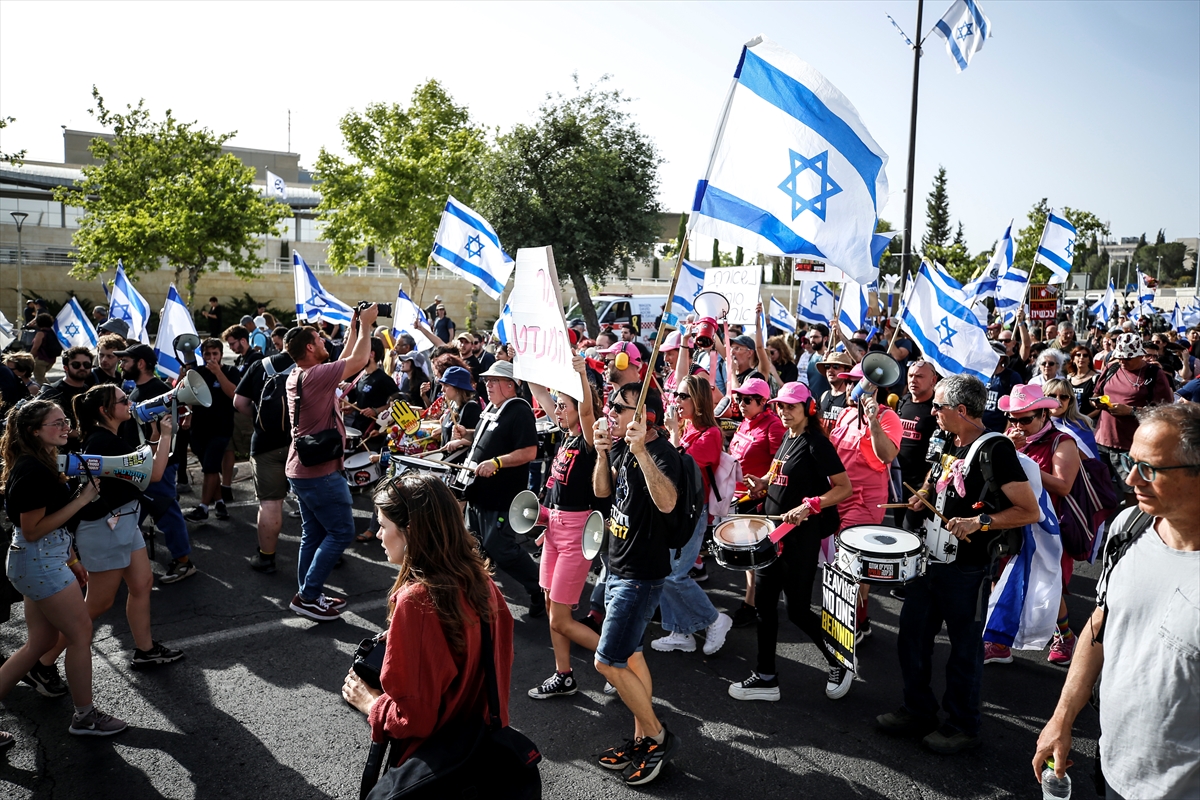 Batı Kudüs'te Netanyahu hükümetinin istifası ve erken seçim talebiyle gösteri düzenlendi