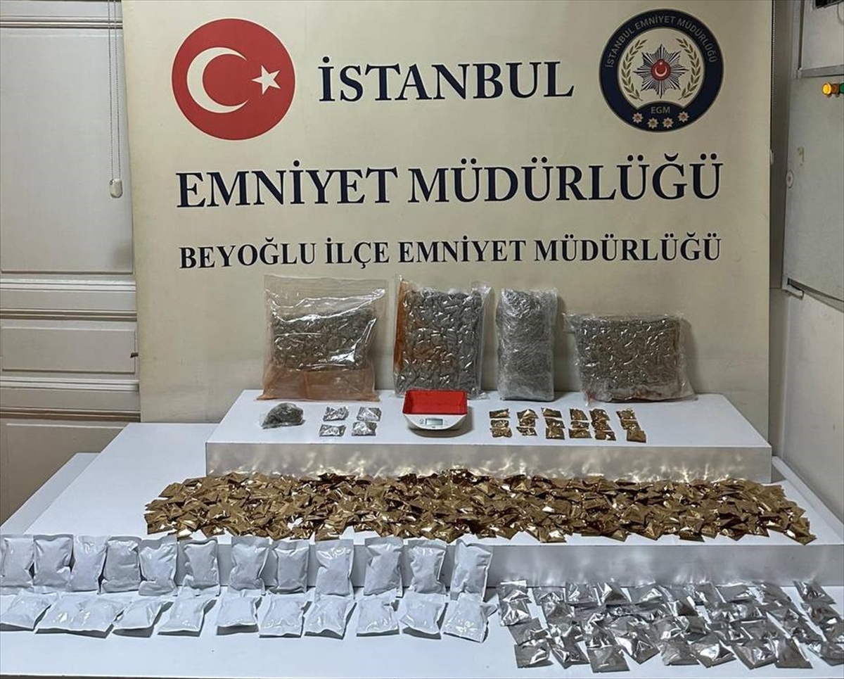 Beyoğlu'nda uyuşturucu ticareti yaptıkları gerekçesiyle gözaltına alınan 2 şüpheli tutuklandı