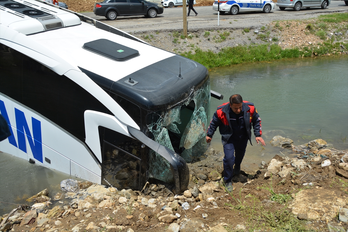 Bitlis'te yolcu otobüsünün dereye düşmesi sonucu 7 kişi yaralandı