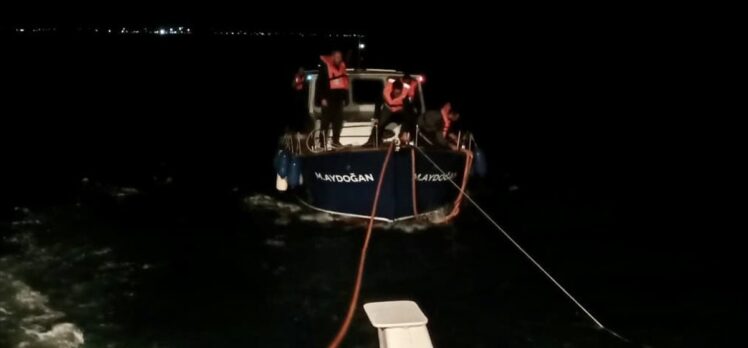 Çanakkale Boğazı'nda arızalanan tekne marinaya yanaştırıldı