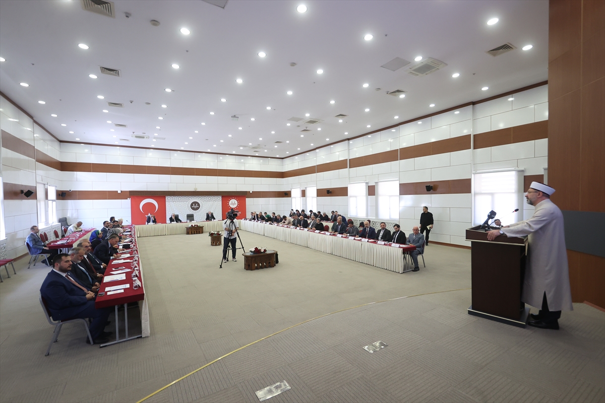 Diyanet İşleri Başkanı Erbaş, Değişen ve Gelişen Dünyada Din Hizmetleri Çalıştayı'nda konuştu: