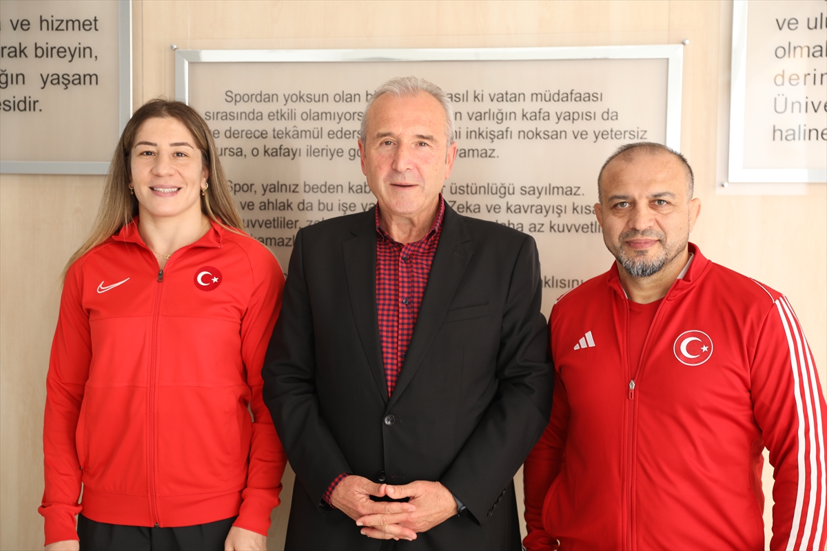 Dünya şampiyonu güreşçi Yasemin Adar Yiğit, Edirne'de BESYO öğrencileriyle buluştu