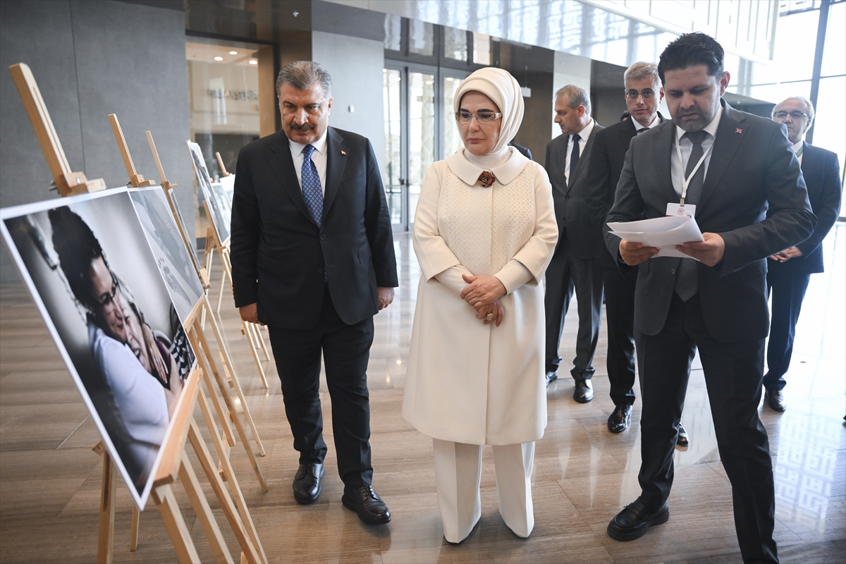 Emine Erdoğan, Başakşehir Çam ve Sakura Şehir Hastanesi'nde hemşire ve ebelerle bir araya geldi: