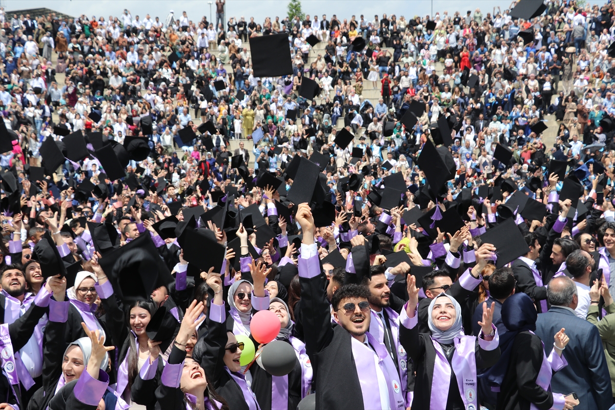 Erzincan Binali Yıldırım Üniversitesinin mezuniyet töreninde Filistin'e destek