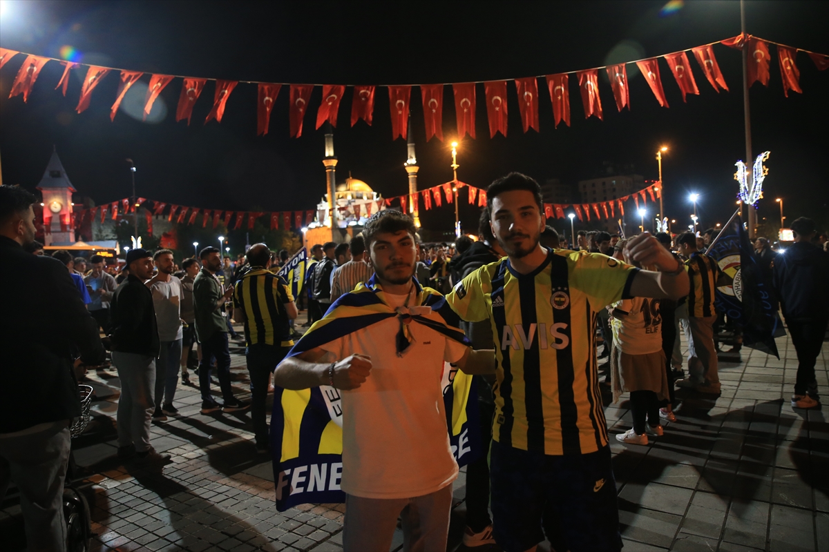 Fenerbahçe'nin derbi zaferi Kayseri'de davul zurnayla kutlandı
