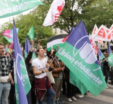 GÜNCELLEME – Paris'te 1 Mayıs gösterisinde polis eylemcilere copla müdahale etti