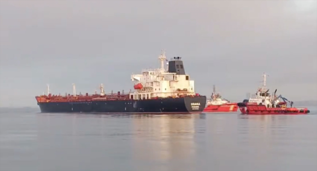 Haydarpaşa açıklarında sürüklenen petrol ürünü yüklü tanker kurtarıldı