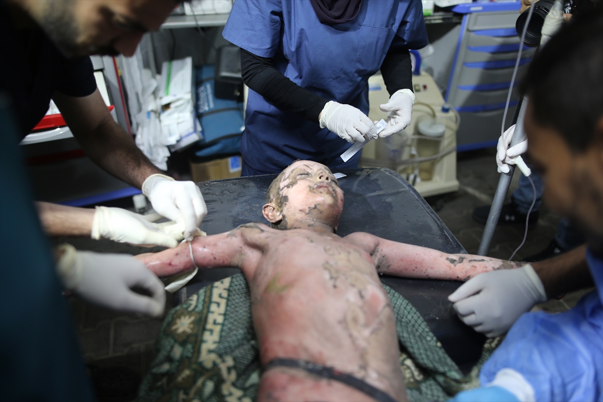 İsrail'in Refah'ın merkezine topçu atışıyla düzenlediği saldırılarda 25 kişi yaralandı