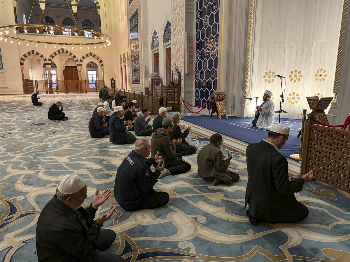 İstanbul'daki camilerde Filistin'de katledilenler için dua edildi