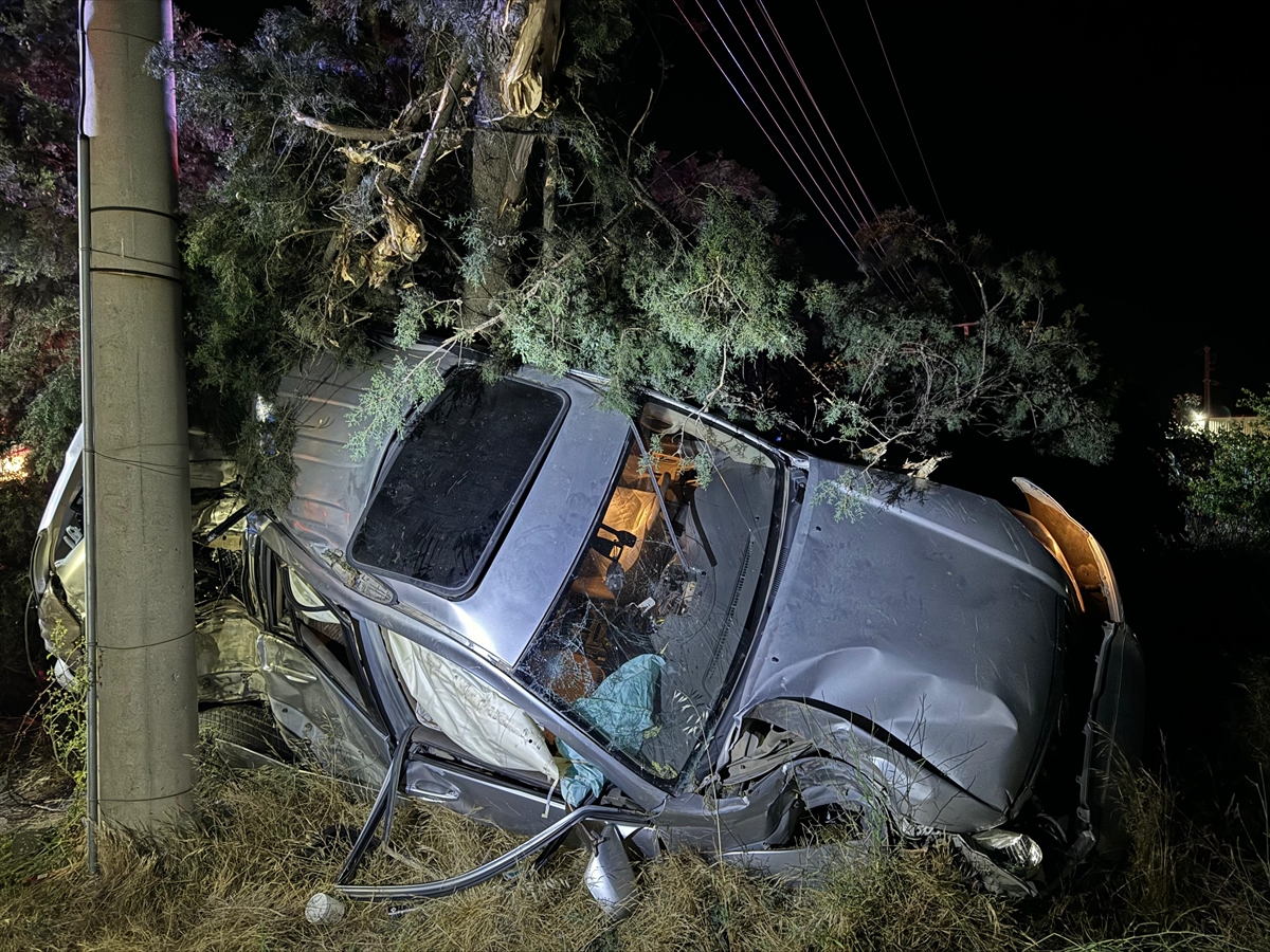 İzmir'de devrilen otomobilin sürücüsü hayatını kaybetti