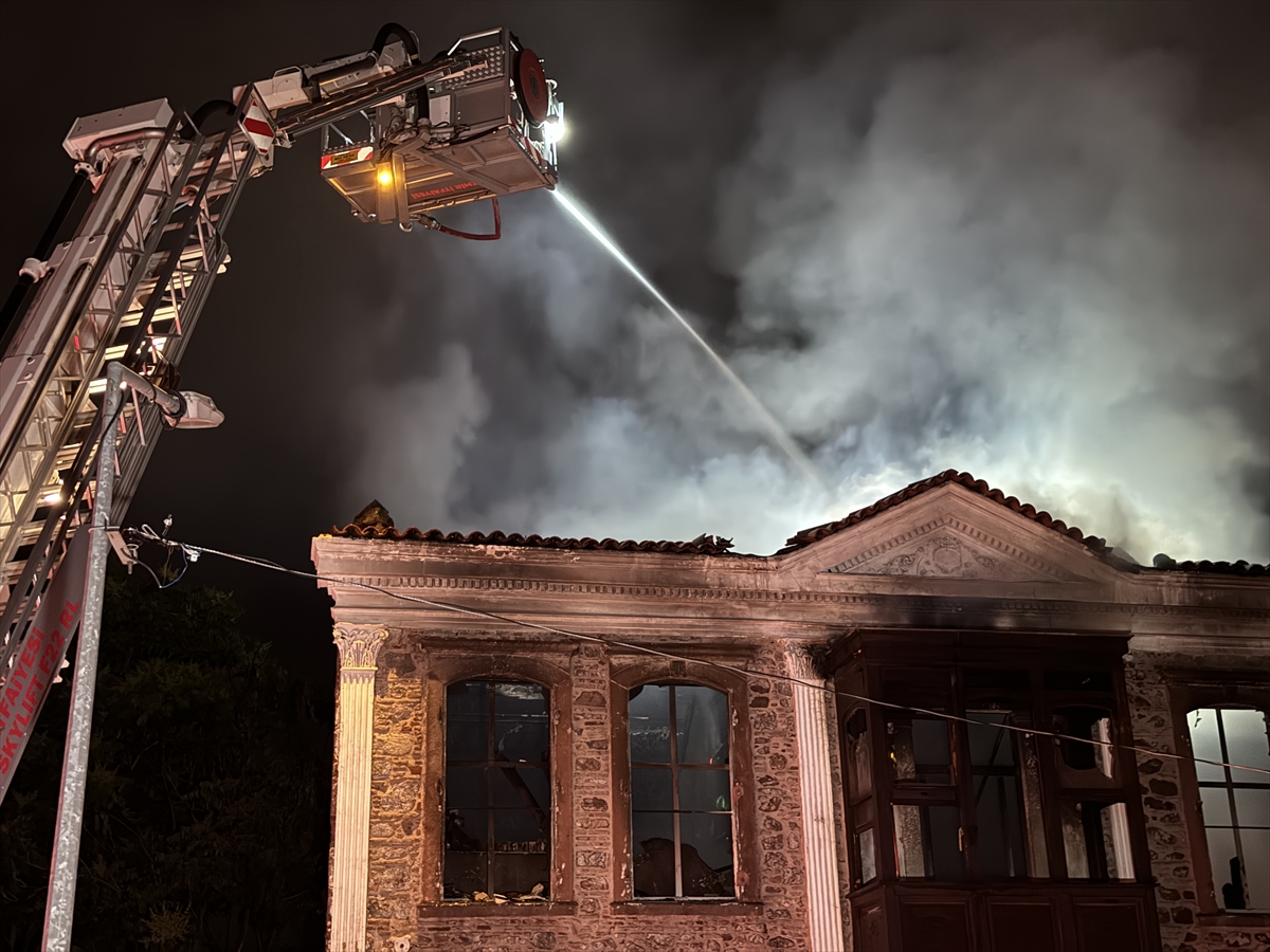 İzmir'de tarihi binada çıkan yangın kontrol altına alındı