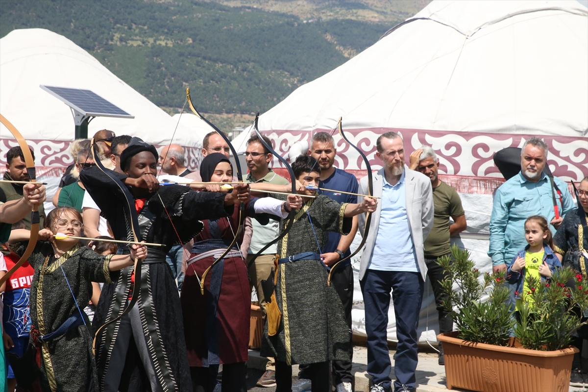 Kahramanmaraş'ta okçuluk kulüplerine malzeme desteği yapıldı