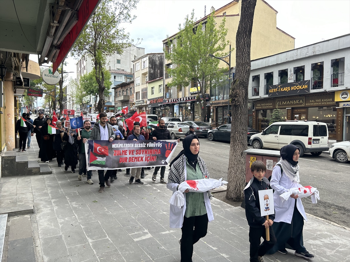Kars'ta doktorlar ve sağlık çalışanları, Filistin için “sessiz yürüyüş”lerini sürdürdü