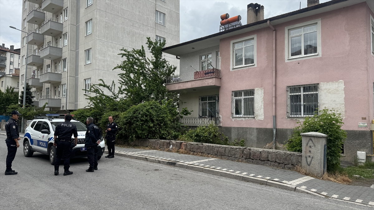 Kayseri'de baba ile kızı bıçaklı kavgada birbirini yaraladı