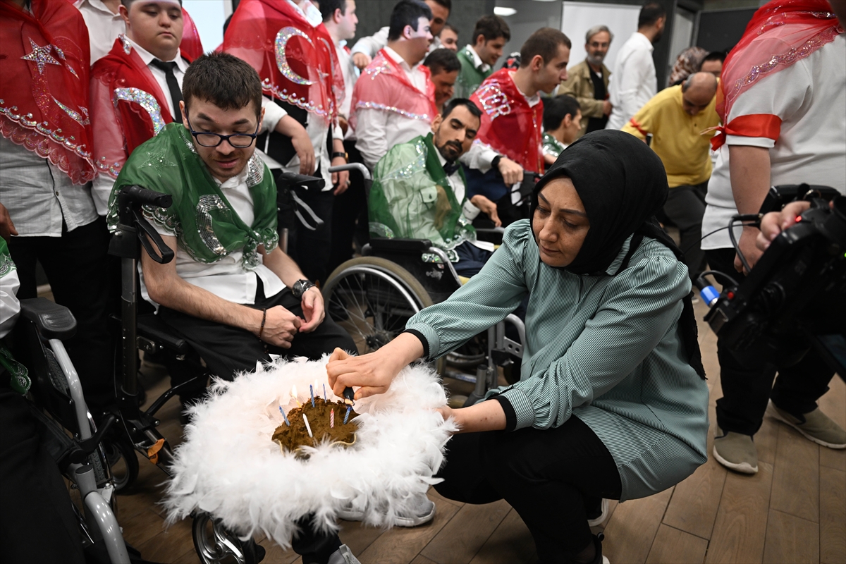Kayseri'de engelli öğrencilere “asker kınası” yakıldı