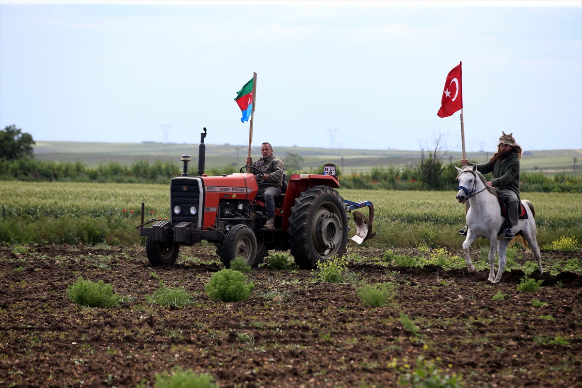 Kırklarelili çiftçi tarlasına pullukla “Azerbaycan Cumhuriyet Bayramın Kutlu Olsun” yazdı