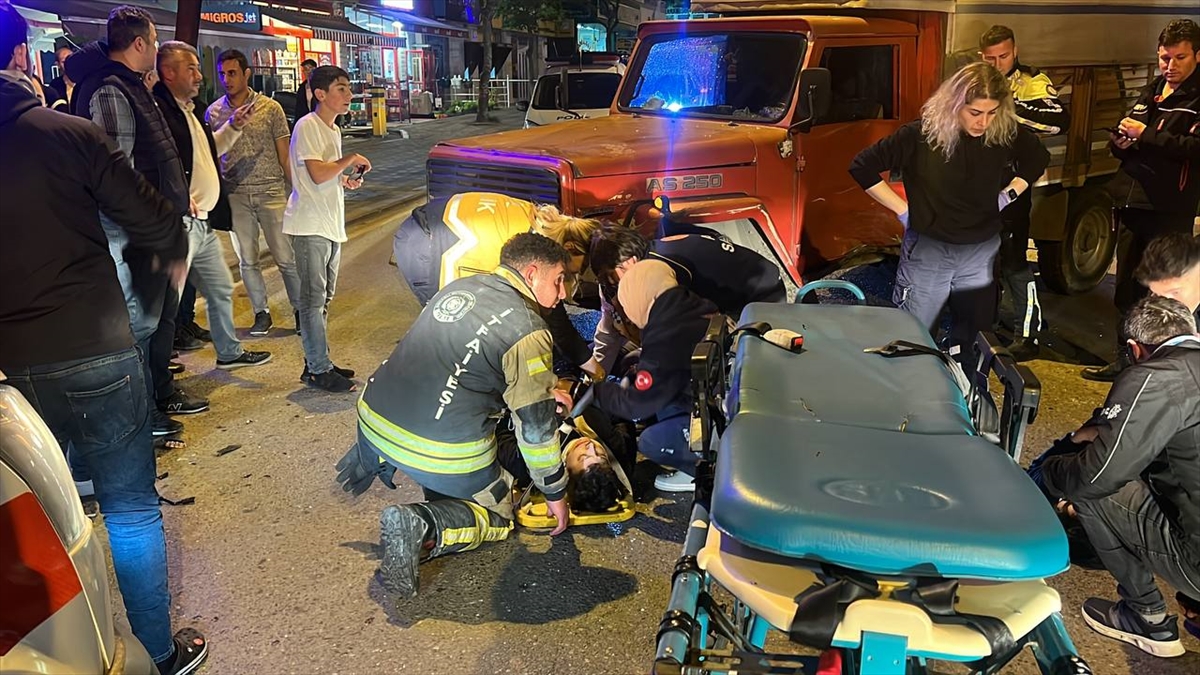 Kocaeli'de iki motosiklet ile kamyonetin karıştığı kazada 4 kişi yaralandı