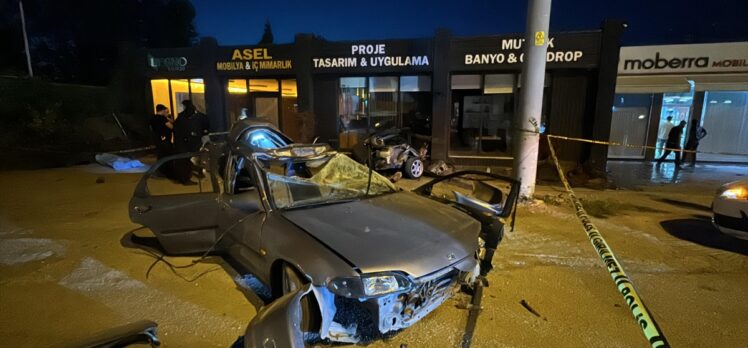Kocaeli'de otomobil yayaya ve elektrik direğine çarptı, 1 kişi öldü, 1 kişi yaralandı