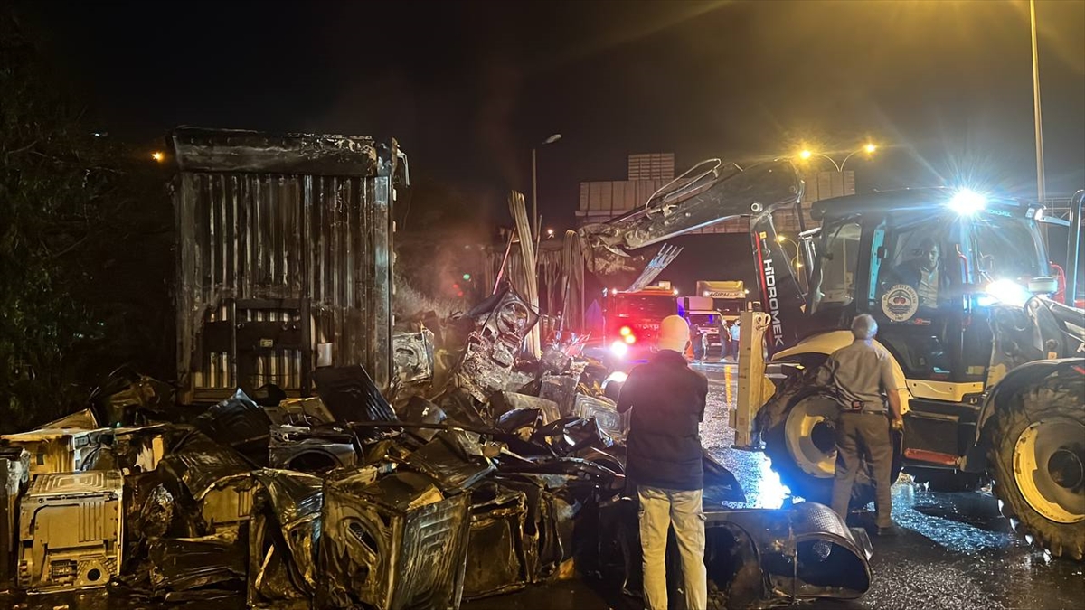 Kocaeli'de tır yangını nedeniyle otoyolun Ankara yönünde ulaşım aksadı