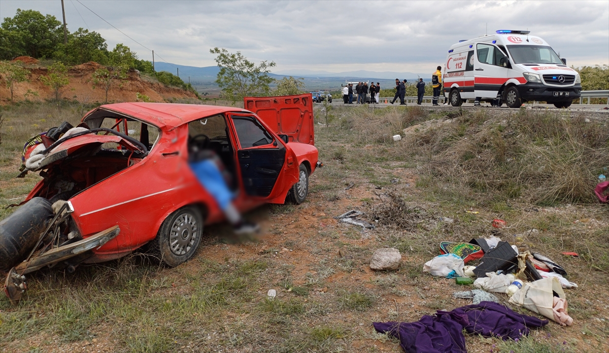 Kütahya'da kamyonetin otomobile arkadan çarptığı kazada 1 kişi öldü, 5 kişi yaralandı