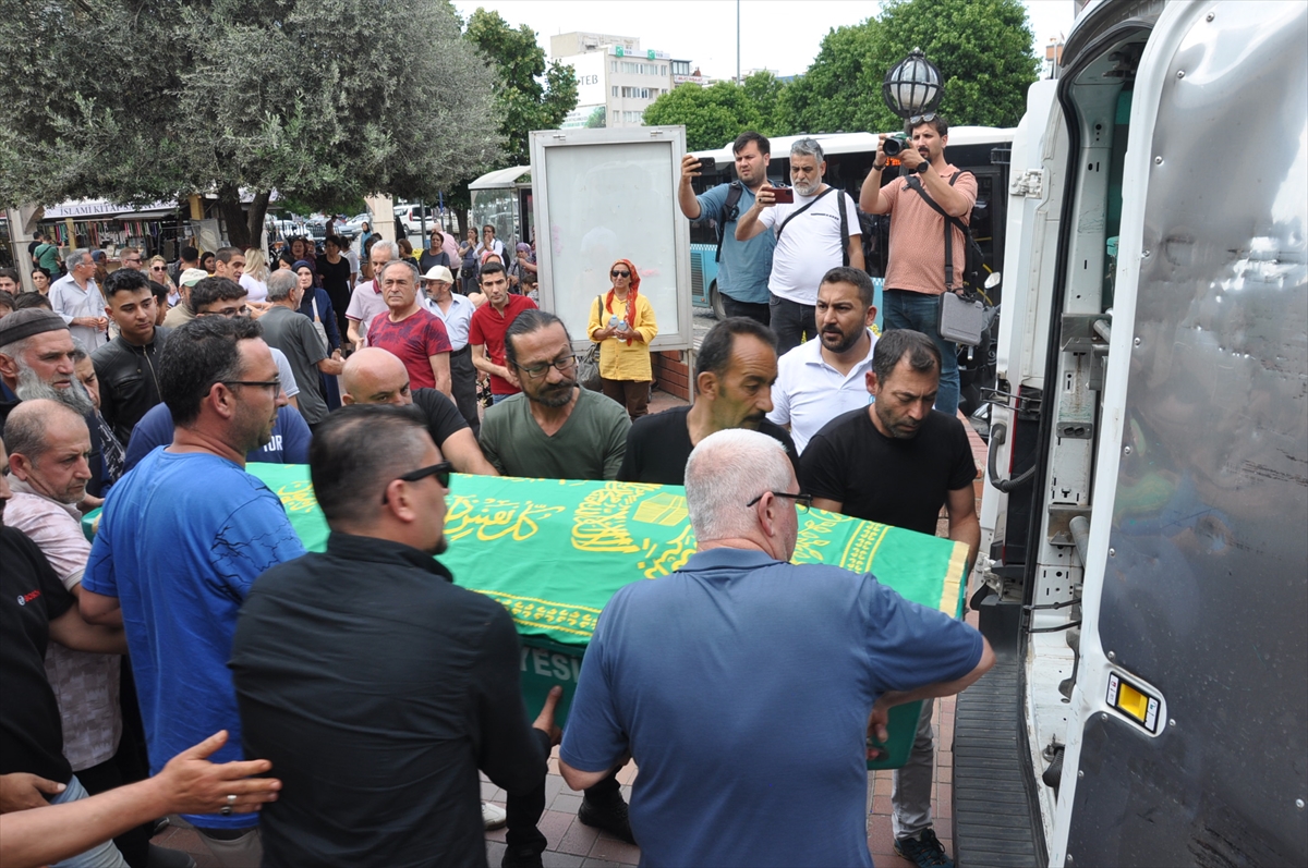 Manisa'da bıçakla öldürülen 3 kişinin cenazesi toprağa verildi