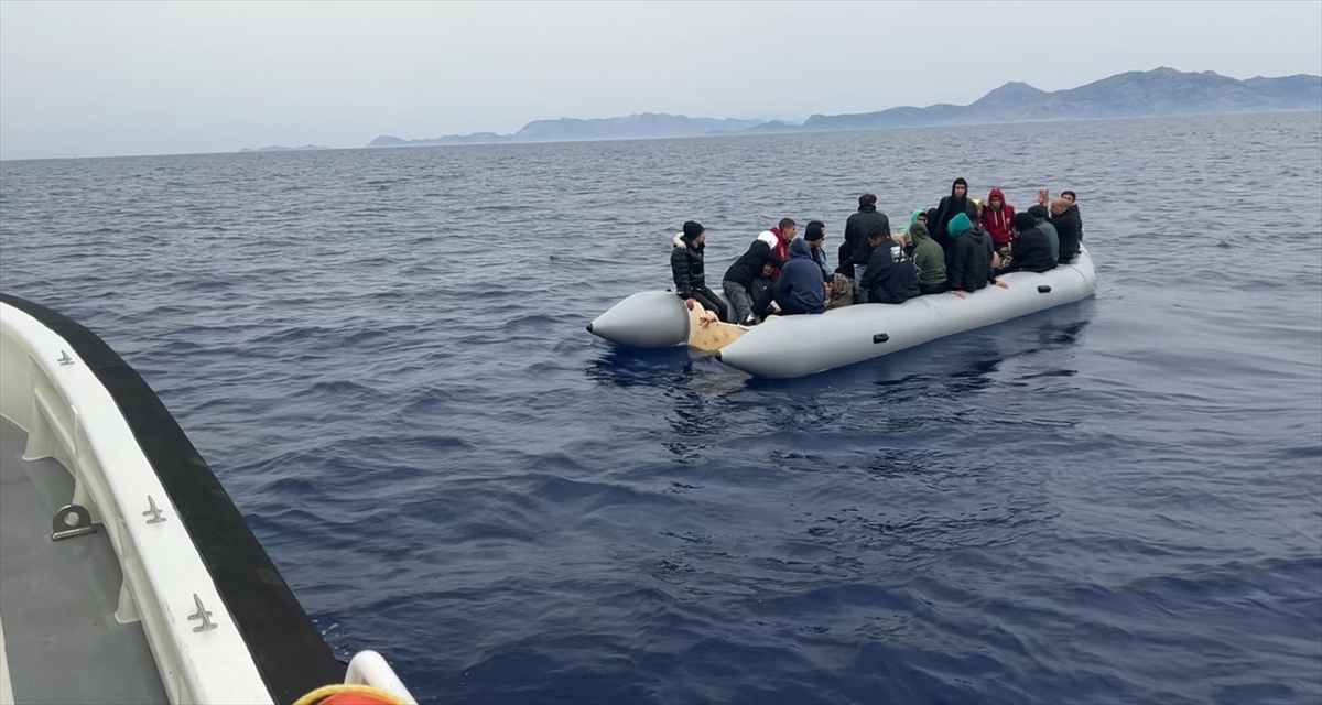 Marmaris açıklarında 35 düzensiz göçmen kurtarıldı