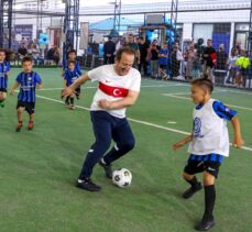Mersin Valisi Pehlivan, çocuklarla futbol oynadı