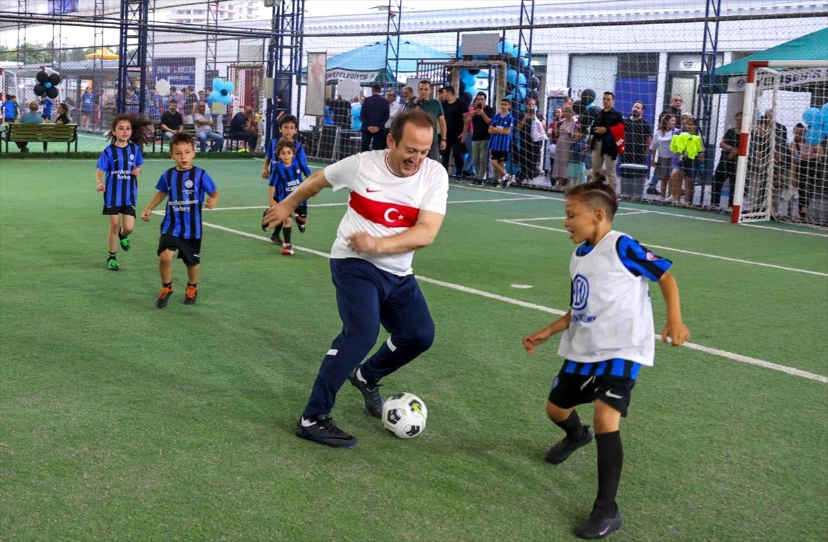 Mersin Valisi Pehlivan, çocuklarla futbol oynadı