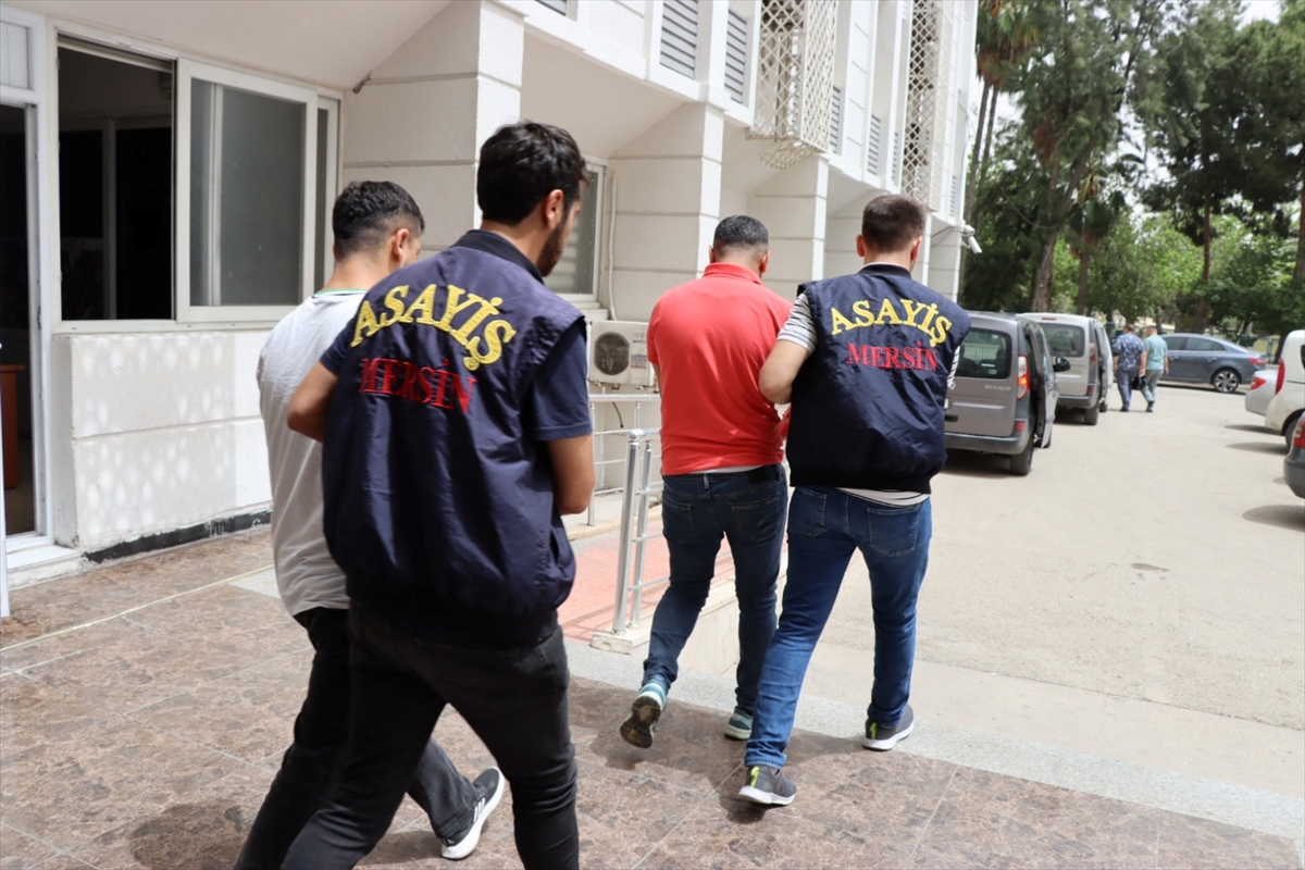 Mersin'de çaldıkları taksiyle yolcu taşıyan 2 zanlı tutuklandı