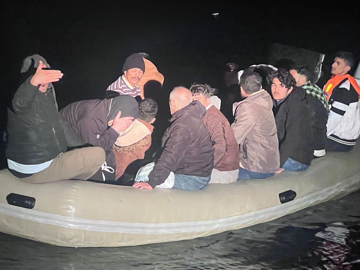 Muğla açıklarında sürüklenen bottaki 18 düzensiz göçmen kurtarıldı