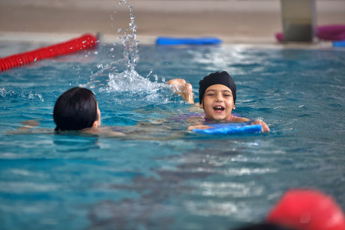 Osmaniye'de köy çocukları olimpik havuzda yüzme öğreniyor