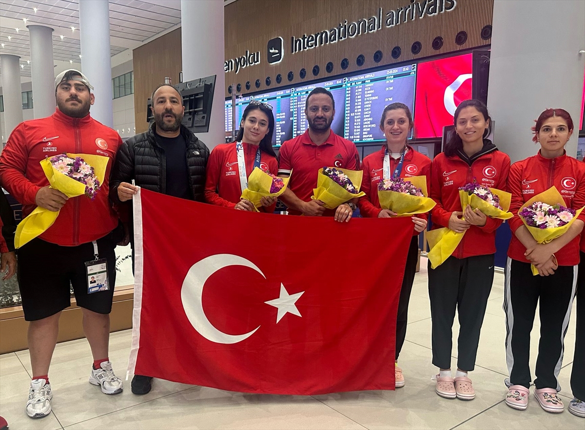 Para Atletizm Dünya Şampiyonası'nda mücadele eden özel sporcular, Türkiye'de çiçeklerle karşılandı