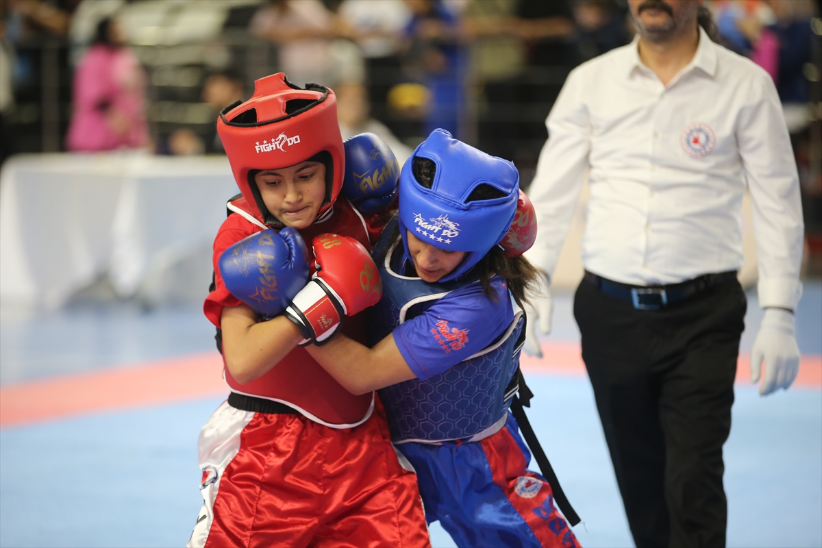 Sakarya'da düzenlenen Wushu Okul Sporları Türkiye Şampiyonası sürüyor