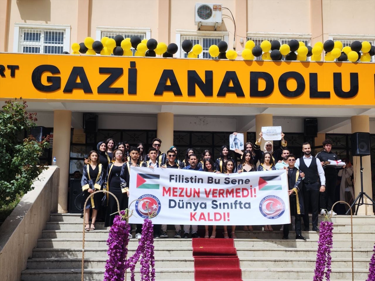 Siirt'te mezuniyet töreninde “Filistin bu sene mezun vermedi” pankartı açıldı