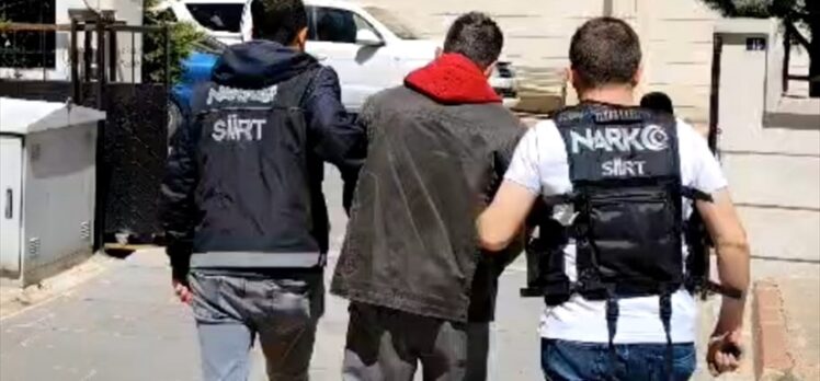Siirt'te tırda 17 düzensiz göçmen yakalandı, 7 kilogram uyuşturucu ele geçirildi