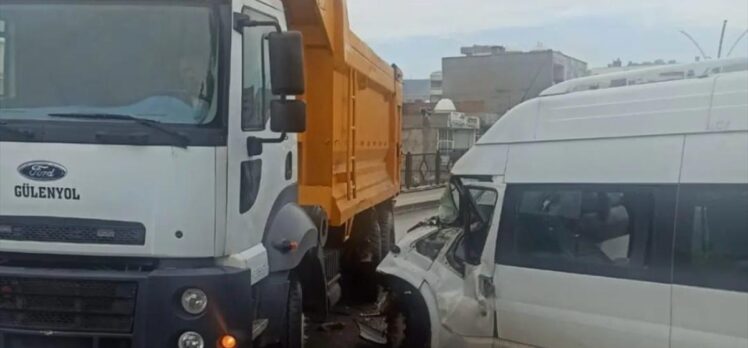 Şırnak'ta öğrenci servisinin kamyonla çarpışması sonucu 14 kişi yaralandı
