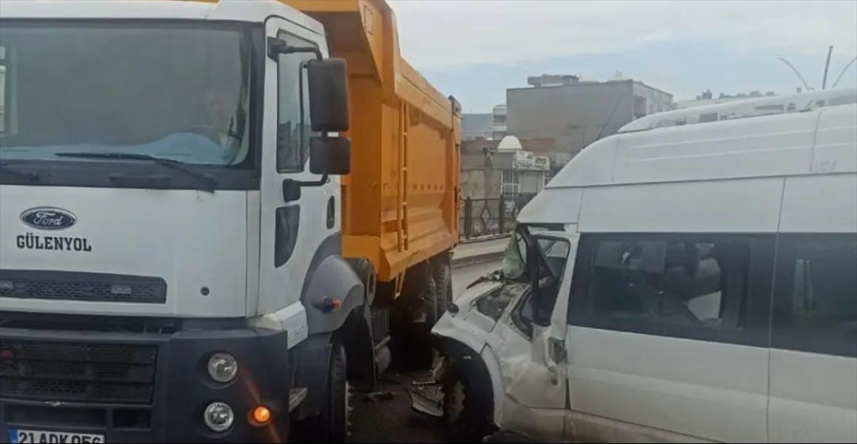 Şırnak'ta öğrenci servisinin kamyonla çarpışması sonucu 14 kişi yaralandı