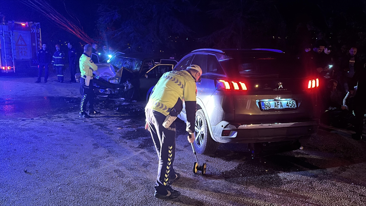 Tokat'ta cip ile otomobilin çarpıştığı kazada 7 kişi yaralandı