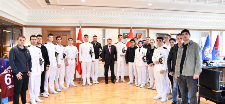 Trabzon Büyükşehir Belediye Başkanı Genç, darbedilen üniversite öğrencileriyle buluştu: