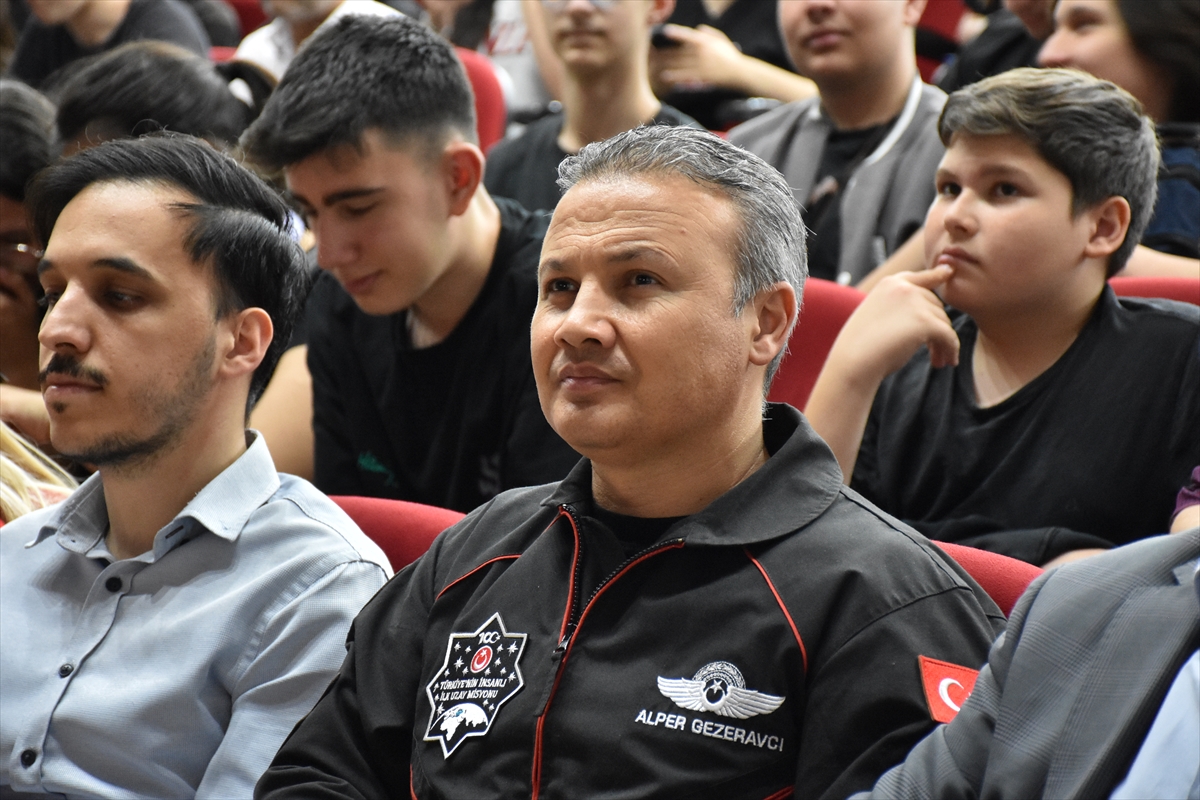 Türkiye'nin ilk astronotu Alper Gezeravcı Bursa'da öğrencilerle buluştu: