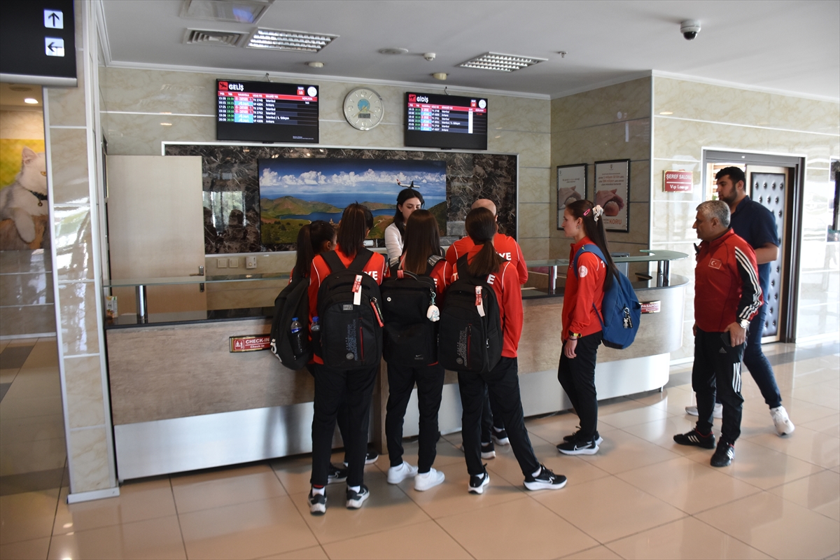 Vanlı atlet kızlar, “Dünya Liseler Arası Kros Şampiyonası” için Kenya'ya uğurlandı