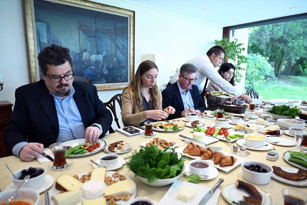 AB Daimi Temsilcisi Kaymakcı, Brüksel'de basın mensuplarına Türk kahvaltısını tanıttı