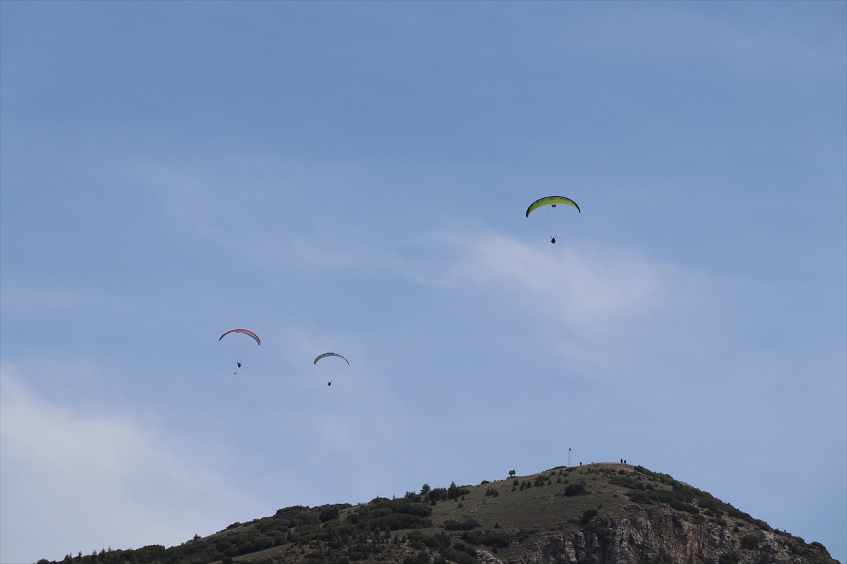 Burdur'da Jandarma Teşkilatı'nın kuruluş yılı dolayısıyla yamaç paraşütü uçuşu