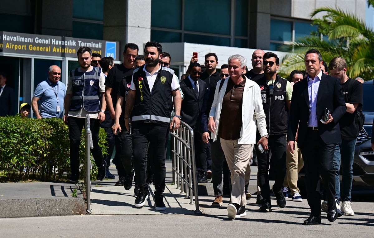 Portekizli teknik direktör Jose Mourinho, Fenerbahçe için İstanbul'a geldi