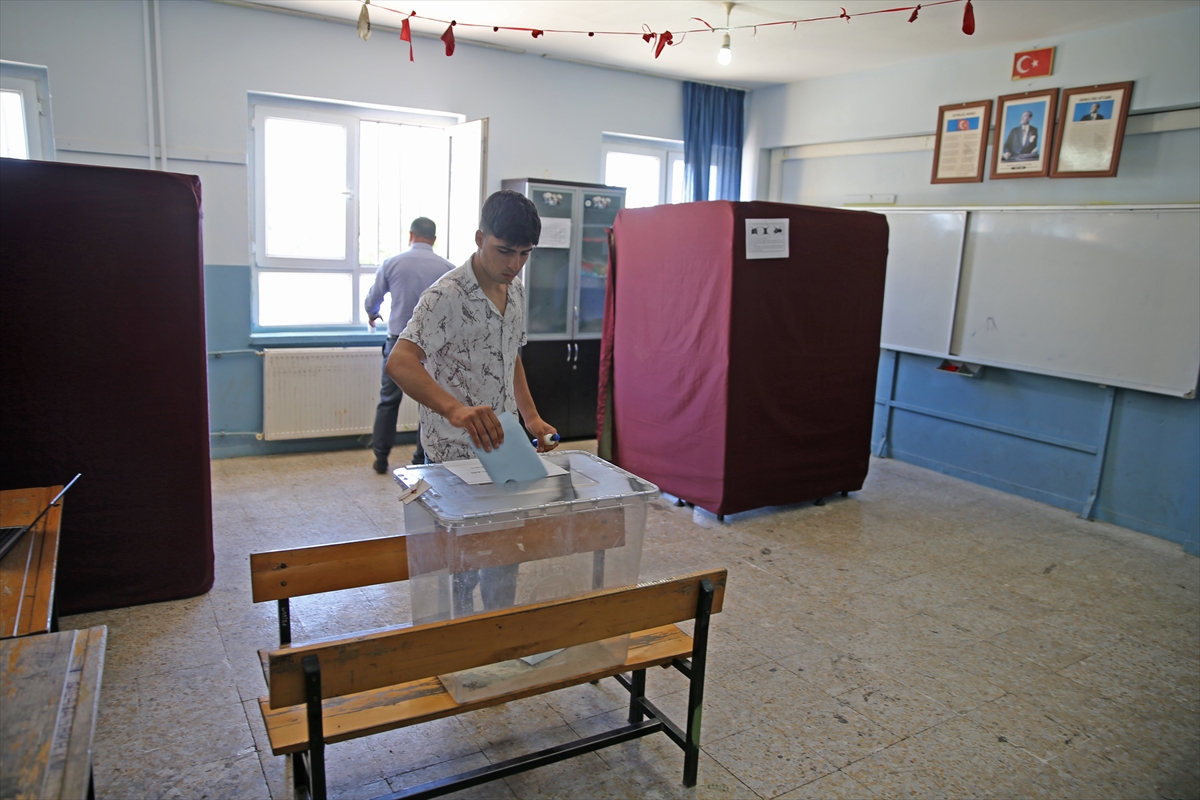 Hilvan'da oy verme işlemi başladı