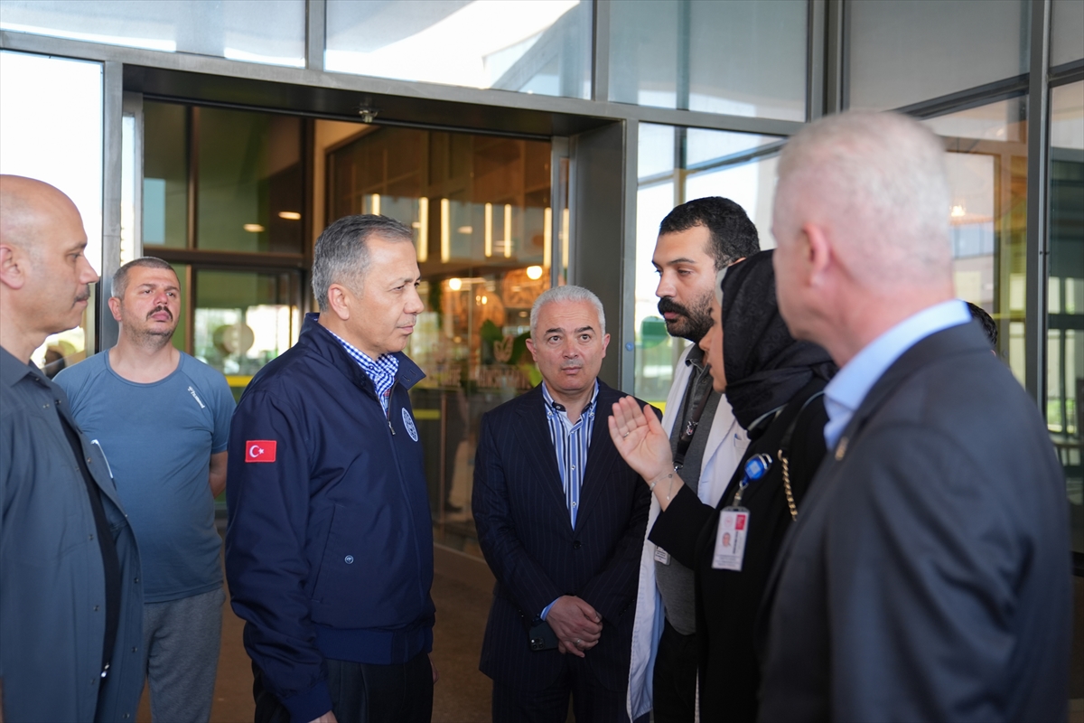 İçişleri Bakanı Yerlikaya, Küçükçekmece'de çöken binadan kurtarılan yaralıları ziyaret etti