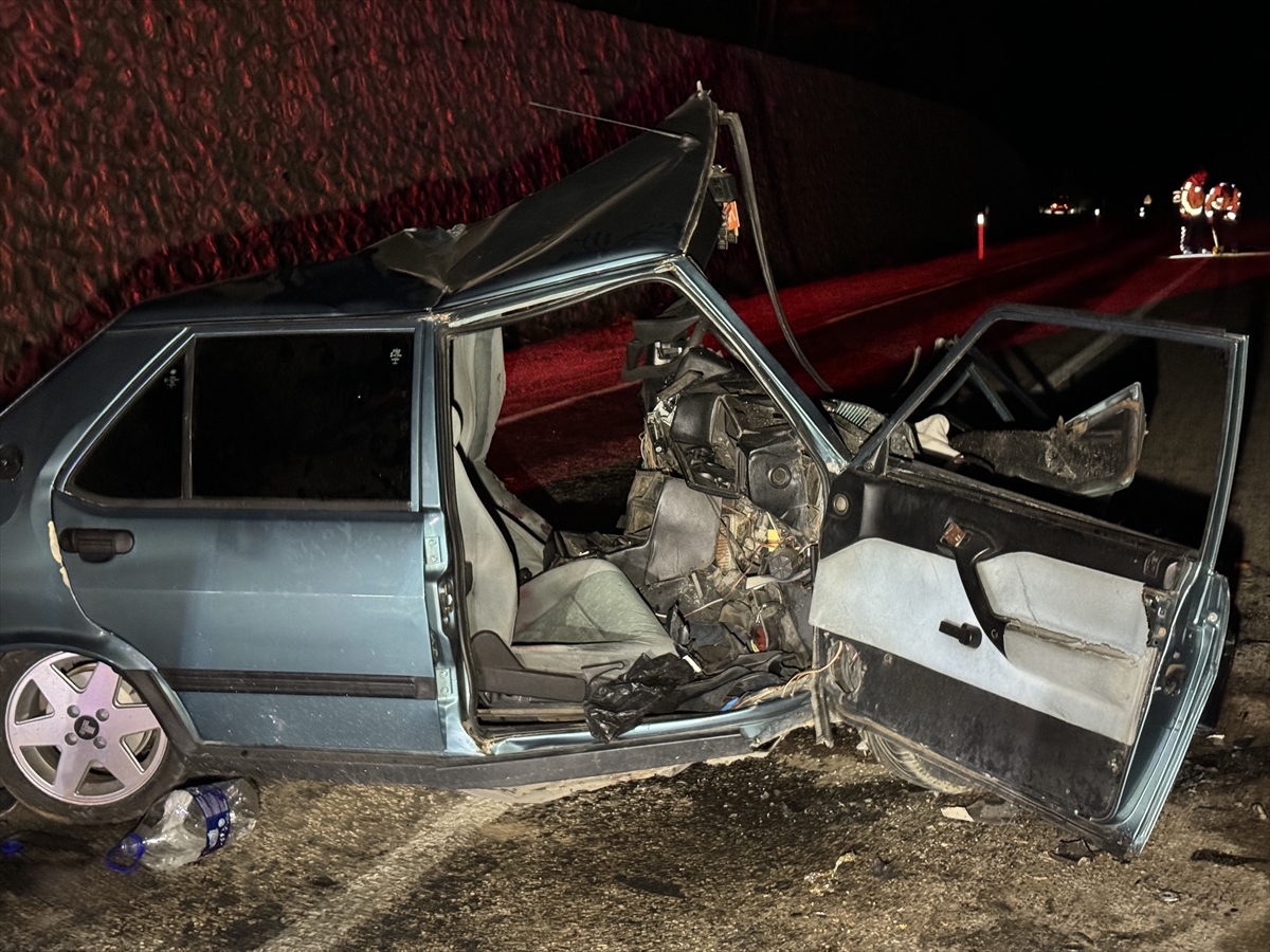 Kastamonu'da otomobil ile hafif ticari araç çarpıştı, 2'si ağır 5 kişi yaralandı