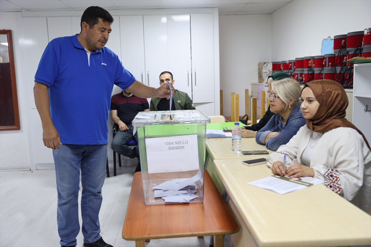 Seçimin yenilendiği Nevşehir'deki bir mahallede muhtarlık için oy kullanma işlemi başladı