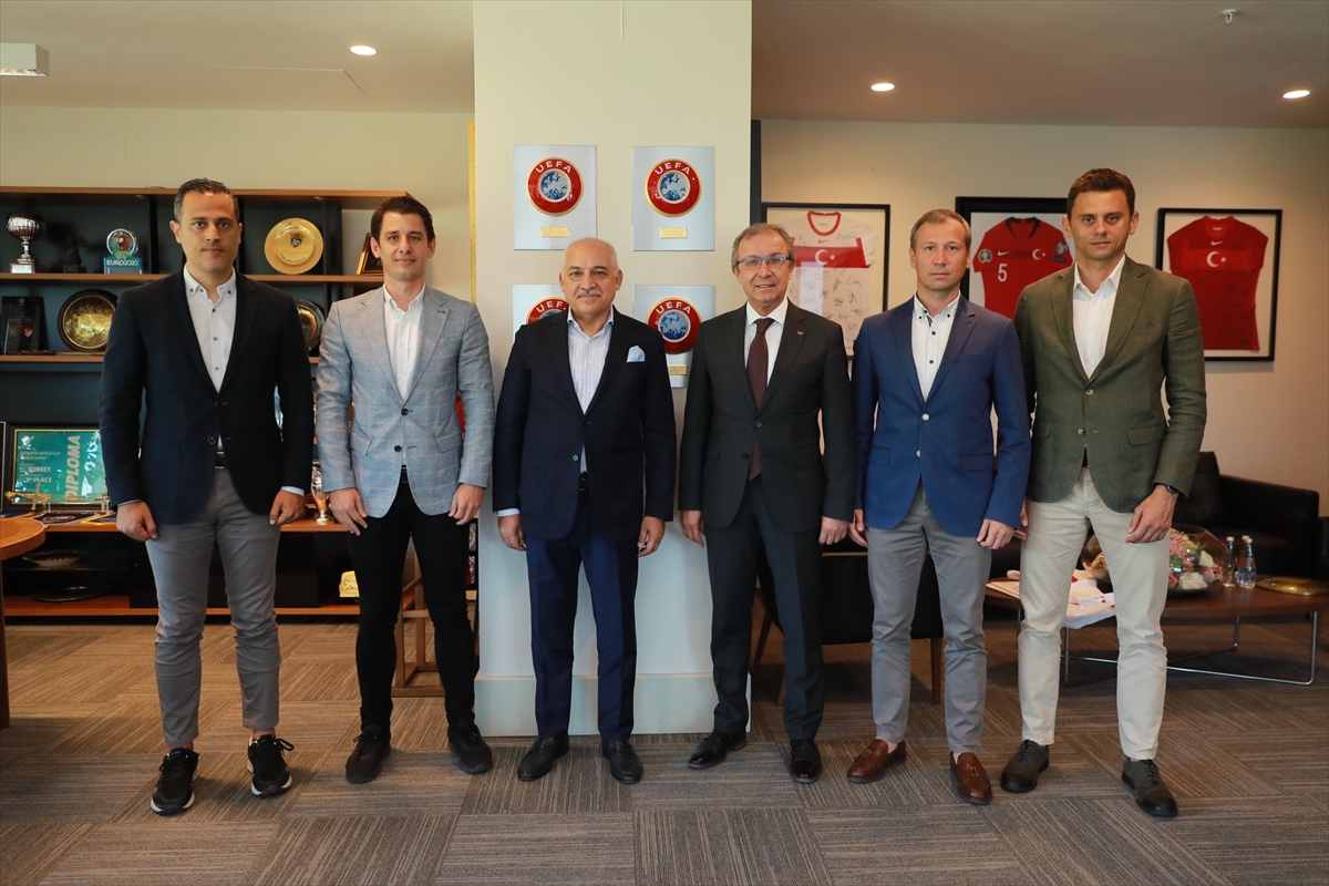 TFF Başkanı Büyükekşi, EURO 2024'e gidecek hakemlerle buluştu